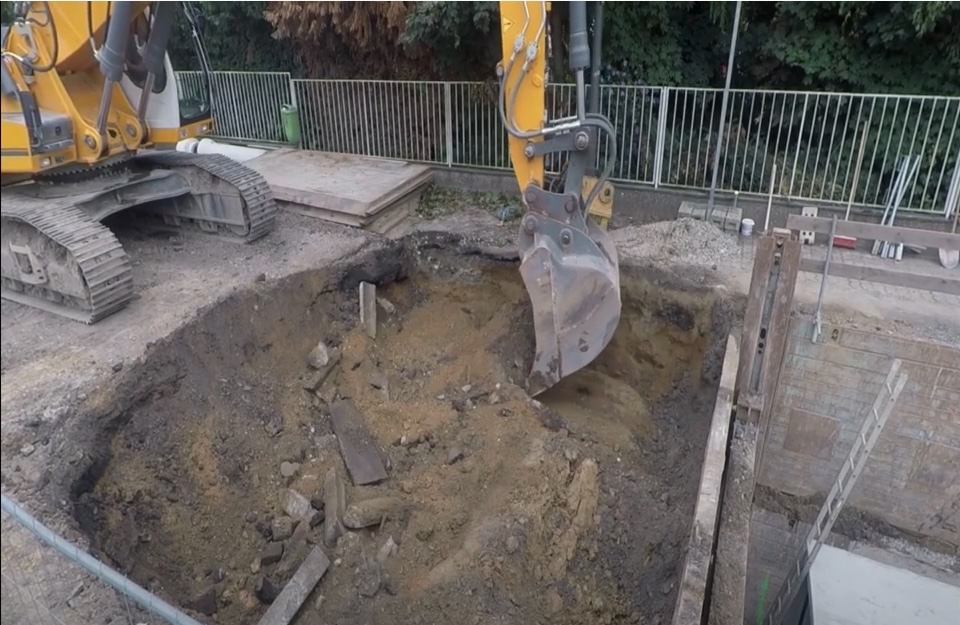 ein Bagger hebt Erde aus