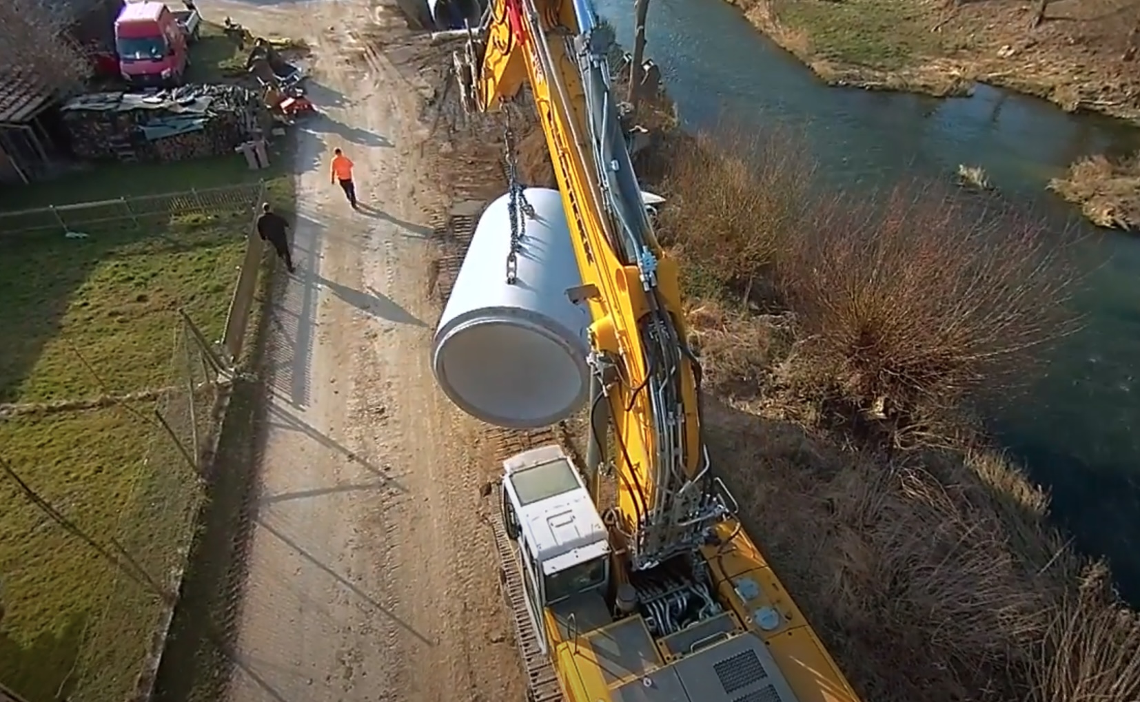 Bagger hebt Schwerlast