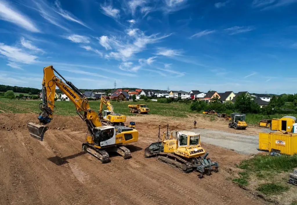 Baugeräte auf einer Baustelle